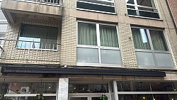 Hasselt - Brasserie/broodjeszaak - Handelspand met alle materialen en bovenverdieping woonst