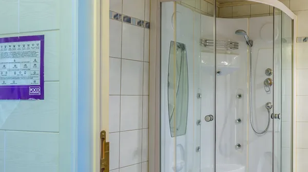 1679307930-05F-bovenwoning-badkamer-1