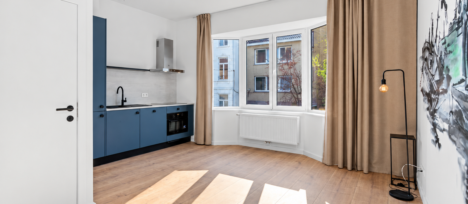 Minimalistisch appartement met blauwe keuken