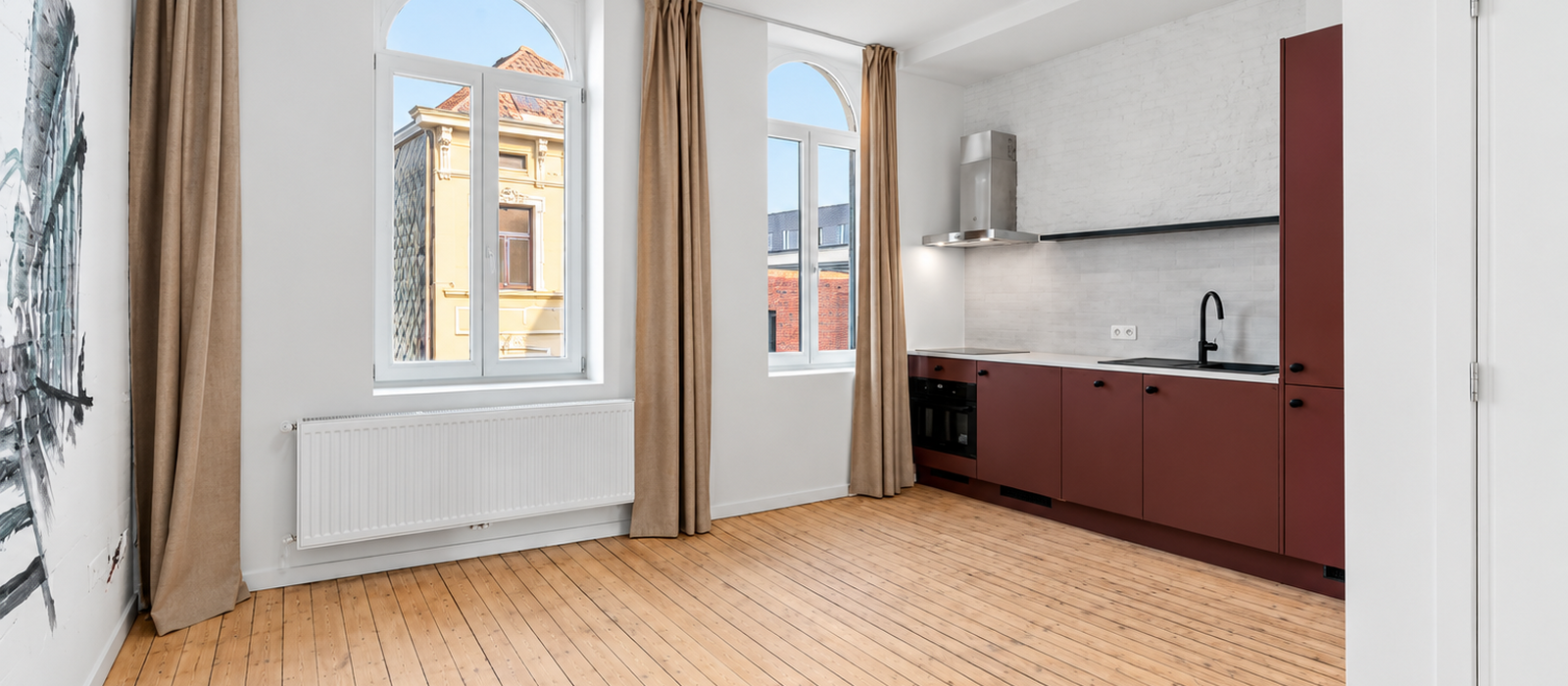 Helder scandinavisch appartement met boogramen